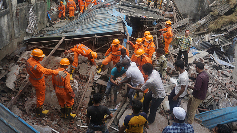 Ινδία: Σε 35 αυξήθηκε ο αριθμός των νεκρών από την κατάρρευση κτηρίου κοντά στο Μουμπάι